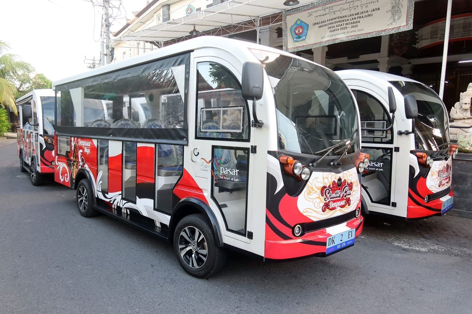 Shuttle Bus Desa Adat Intaran <br>

          Kini hadir layanan shuttle bus yang dikelola langsung oleh BUPDA Intaran sebagai bentuk komitmen dalam meningkatkan kenyamanan dan kemudahan mobilitas masyarakat maupun pengunjung di kawasan Desa Adat Intaran. Layanan ini bertujuan untuk menyediakan akses transportasi yang aman, nyaman, dan ramah lingkungan bagi seluruh lapisan masyarakat.
          Dengan adanya shuttle bus ini, masyarakat tidak perlu lagi khawatir soal akses antar titik penting di desa. Operasional shuttle bus ini dilaksanakan secara teratur dengan rute yang telah ditentukan, menjangkau berbagai area strategis di wilayah Desa Adat Intaran.
          Seluruh armada shuttle dapat dipantau secara langsung melalui aplikasi Trans Metro Dewata yang dapat diunduh di App Store maupun Play Store. Melalui aplikasi ini, pengguna dapat mengetahui posisi shuttle secara real-time, jadwal keberangkatan, serta rute yang dilalui, sehingga perjalanan menjadi lebih terencana dan efisien.
          Diharapkan dengan hadirnya layanan ini, mobilitas warga menjadi lebih lancar, aktivitas harian dapat dilakukan dengan lebih mudah, dan kualitas hidup masyarakat pun turut meningkat. Ke depan, BUPDA Intaran akan terus berupaya memberikan pelayanan terbaik demi kemajuan dan kenyamanan bersama.
          Gunakan layanan ini sebaik-baiknya dan jadilah bagian dari upaya menciptakan sistem transportasi lokal yang tertib dan berkelanjutan.
          